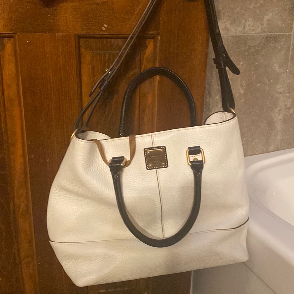 Hardly used large Dooney Burke purse in good condition.